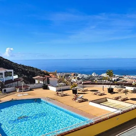 Con Piscina Climatizada Y Vistas דירה *